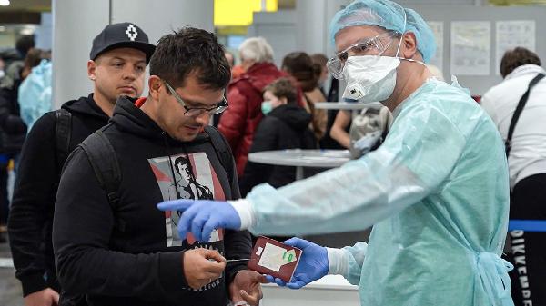 Врачей из московских больниц перевели на дежурства в аэропорт для диагностики пассажиров на коронавирус. Из-за этого в клиниках закрывают отделения, так ли это?